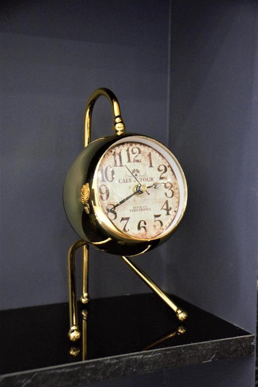 Elegant Vintage Table Clock